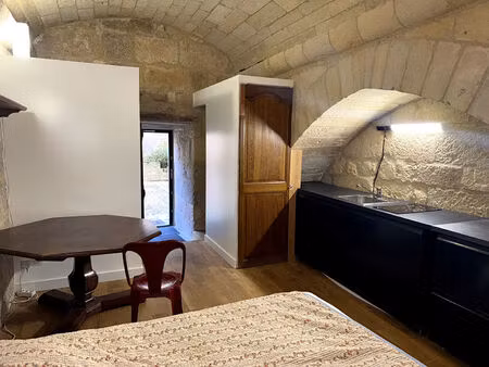a louer  dans le coeur historique de périgueux  beau bureau entièrement restauré