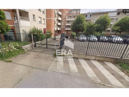 place de parking sécurisée en sous-sol : guyancourt (villaroy )