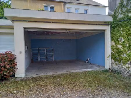 grand garage centre ville avec porte de garage edf