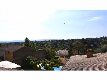 appartement de 52m² au dernier étage avec 2 chambres au centre du village.