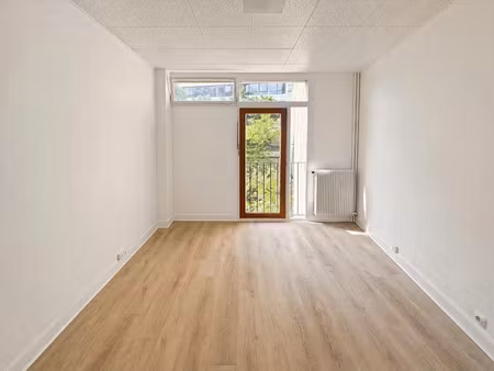 location locaux professionnels 11 m² à paris 15ème (75015)  812 €