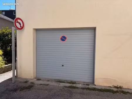 garage ferme 16m2 facilement accessible sain et sec