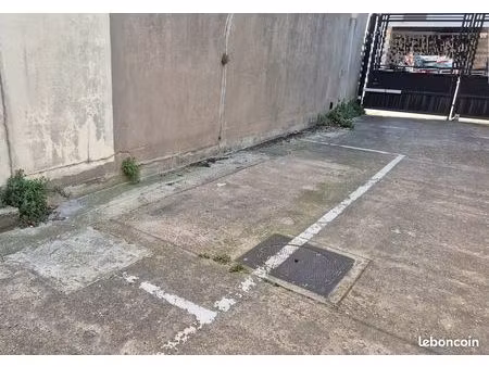 parking extérieur sécurisé  les lilas