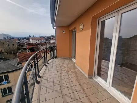 t3 lumineux avec balcon  box  fermé et cave.denier étage avec ascenseur