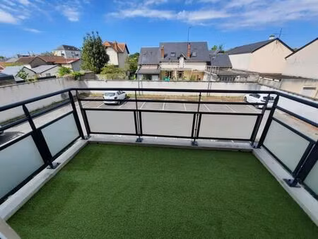 t2 rénové à neuf dans petite copropriété à joue les tours
