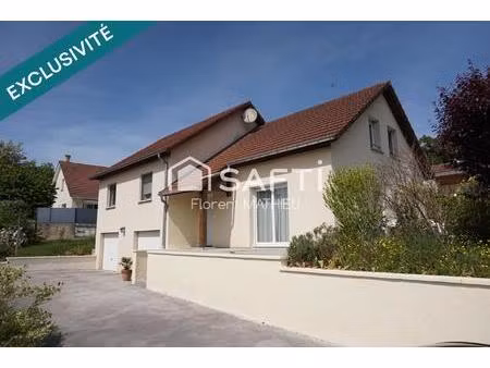 maison familiale avec 4 chambres sur un terrain de 800m² et piscine