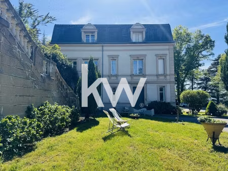 dans une demeure d'exception : appartement t4 avec jardin + garage + stationnements