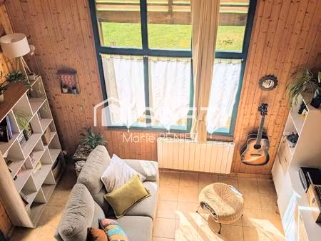 en exclusivité – maison en bois avec jardin dans le bourg de vaulandry