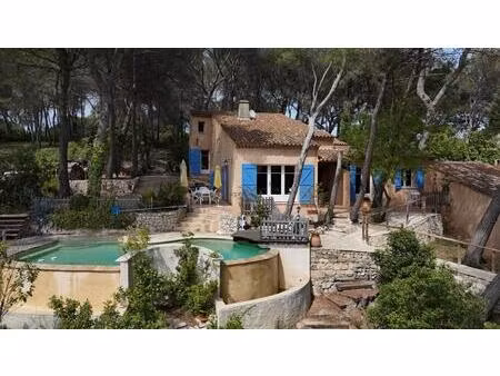 • maison familiale avec vue dégagée et piscine  dans un cadre privilégié — à découvrir san