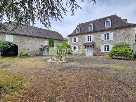 demeure béarnaise avec grange et piscine proche orthez 9 pièces 285m²