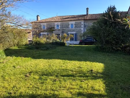 jolie maison en pierre  jardin arboré