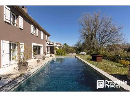 villa avec piscine  dépendance et vue dégagée