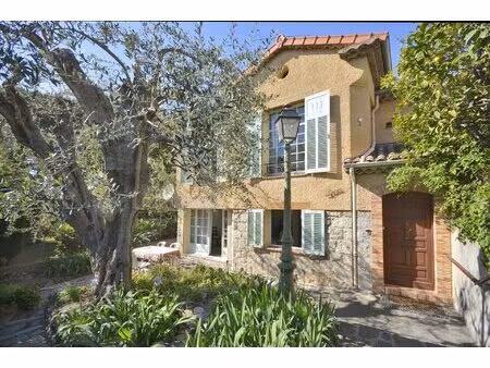 villa des années 1930 à rénover  à distance piétonne du centre de cannes