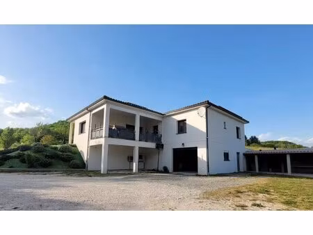 superbe et spacieuse maison contemporaine située à proximité de montcuq  dans la région du