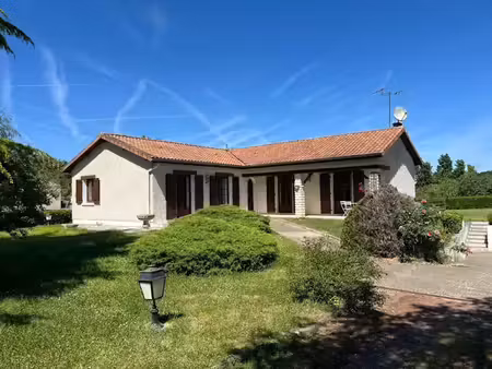 vente maison 5 pièces 117 m² à la rochefoucauld (16110)  165 000 €