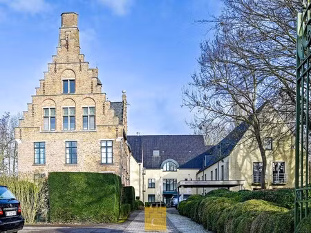 recent volledig vernieuwde serviceflat met zonnig terras in een groene oase nabij het cent