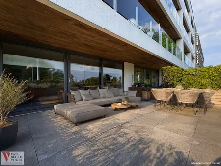 lichtrijk gelijkvloers appartement met ruim terras