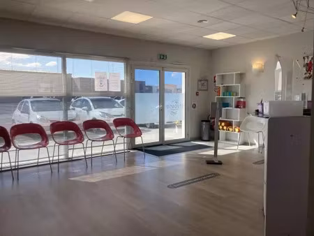 location commerce 102 m² à pollestres (66450)