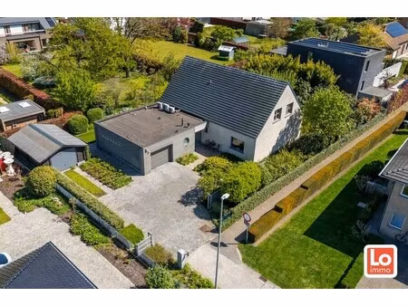 instap klare open woning met ruime inpandige garage en gezellige tuin op een rustige locat