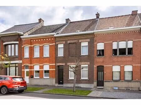 deels te renoveren rijwoning in een rustige buurt