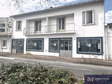 batiment commercial avec anciens bureaux