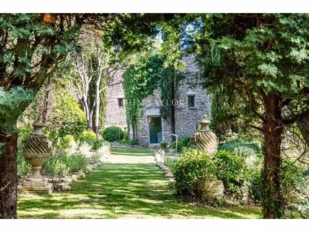 propriété d’exception à ménerbes avec piscine et vue sur le luberon