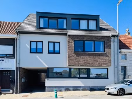 recent appartement op de eerste verdieping met 1 slaapkamer  terras en garage