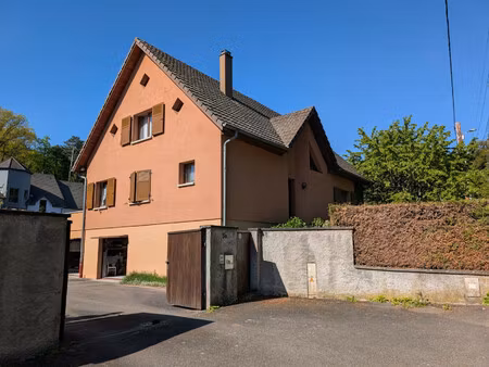 « maison familiale spacieuse avec grand terrain et sous-sol sur
