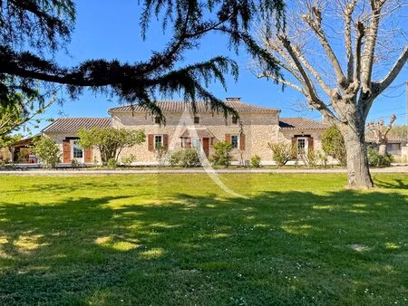propriété en pierre avec dépendances  piscine et pool house