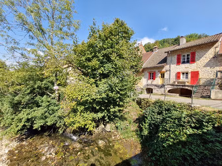 propriété de charme mitoyenne en pierres sur plus de 2500 m² d'un agréable parc entre cous