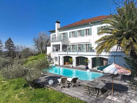 villa 13 pièces et dépendance