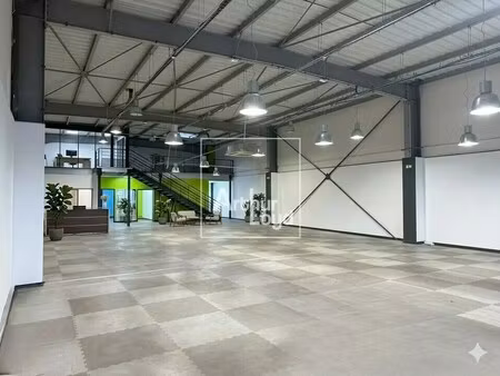 location commerce lisses 91090 550m²
