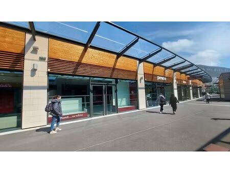 location commerce millau 12100 2469m²