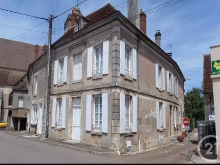 maison de caractère (182 m²) dans village avec commerces.