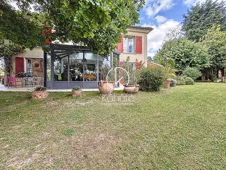 à seulement 20 km du centre-ville de lyon  sur la commune des chères  maison de 6 pièce(s)