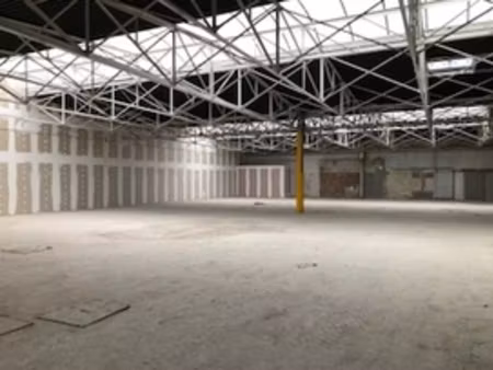local commercial 4 pièces - 750 m²