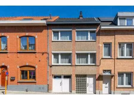 maison en bon état avec 3 chambres + bureau à stockel