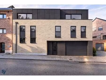 terrain & projet de 3 appartements.