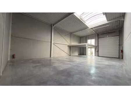 entrepôt 185 m² + mezzanine de 30 m²