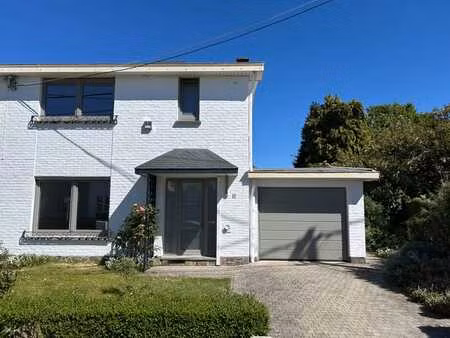 maison spacieuse avec garage entièrement rénovée