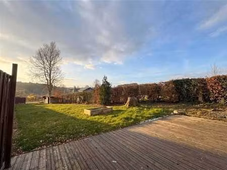 bonne maison d'habitation avec jardin. beau potentiel!