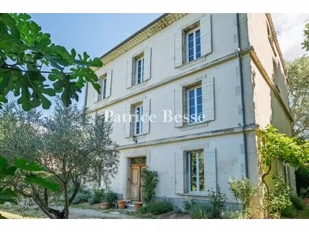 aux abords d'un village perché du luberon oriental  une maison de maître du 18e s. et son.