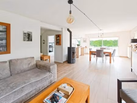 maison 137 m² montmain - 6 pièces - 4 chambres - piscine