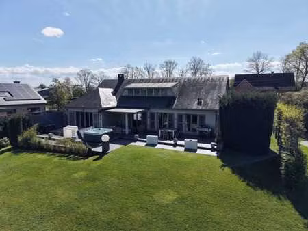 villa 4 façades avec grand jardin et espaces de vie généreux
