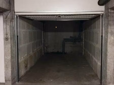 location garage box et parking à angers (49000) : à louer / 12m² angers