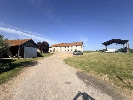 ancien corps de ferme rénové et dépendances.belle situation.