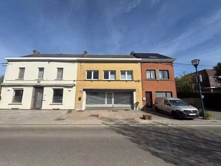 maison de commerce à rénover avec hangar de 130 m²