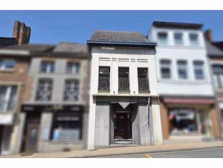 bel immeuble d'habitation rénové avec un grand volume .