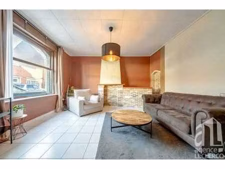 maison fonctionnelle de 3ch avec cour et acces arriere!