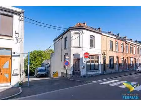 superbe maison avec grand garage.